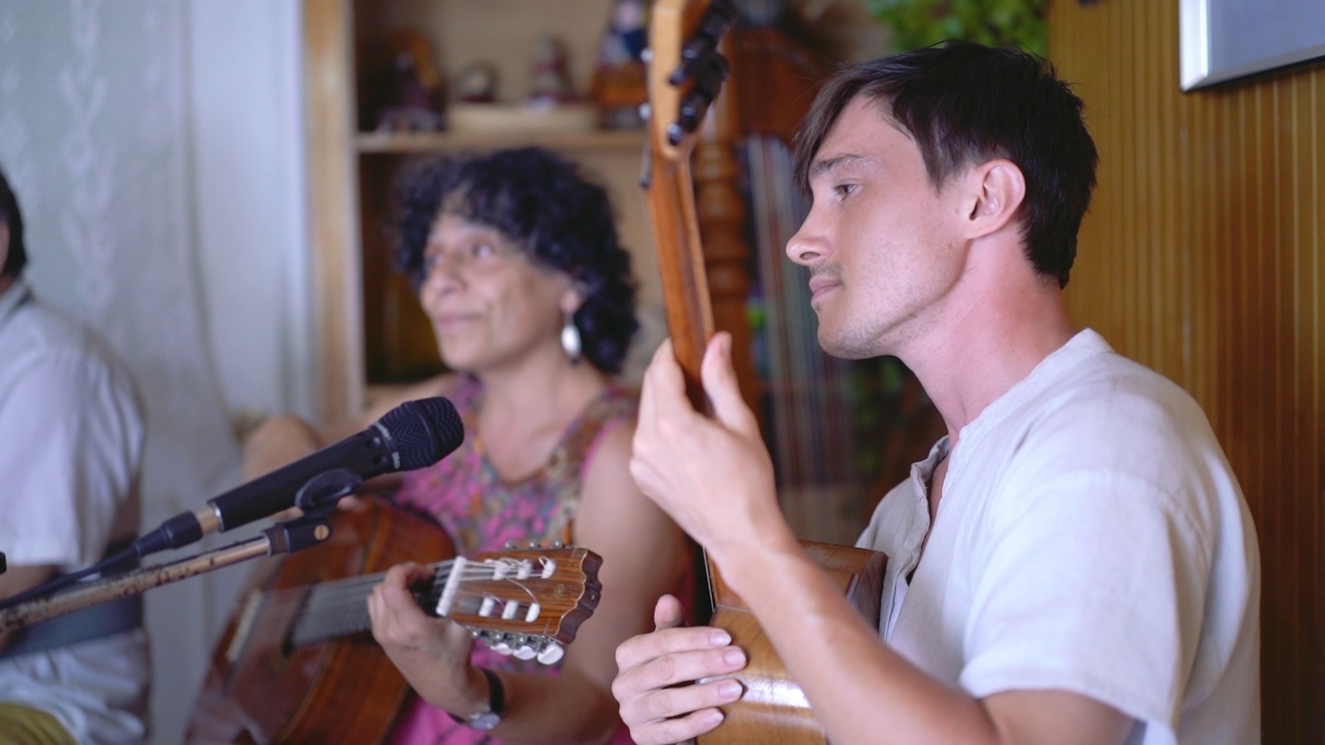 Alex Etchart performing Vientos del Pueblo storytelling show with folk songs about South American revolutions